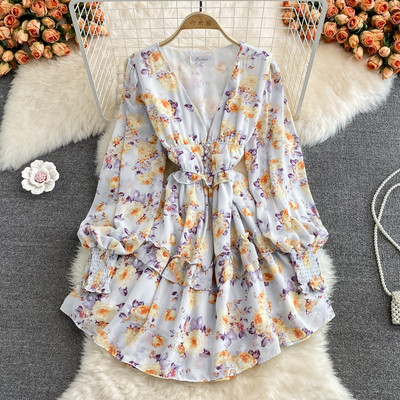 Modernus moteriškas su špicine iškirpte ir gėlių raštu