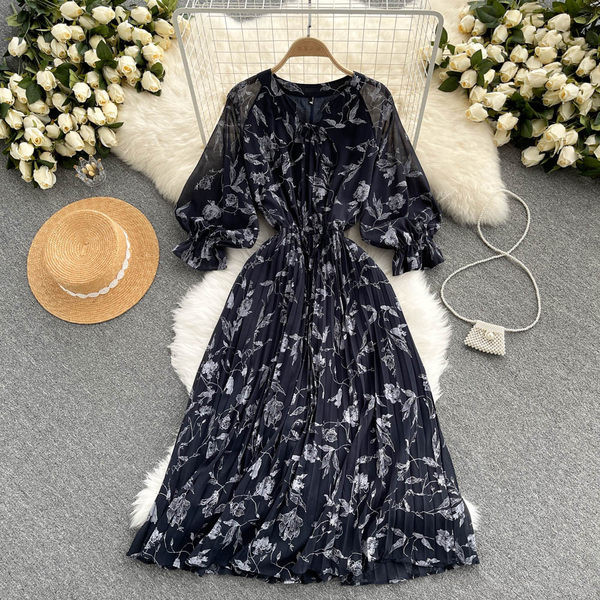 Moteriška ilga suknelė su gėlių raštu ir kaspinu