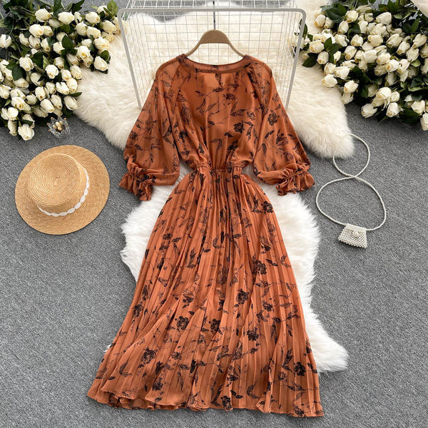 Moteriška ilga suknelė su gėlių raštu ir kaspinu