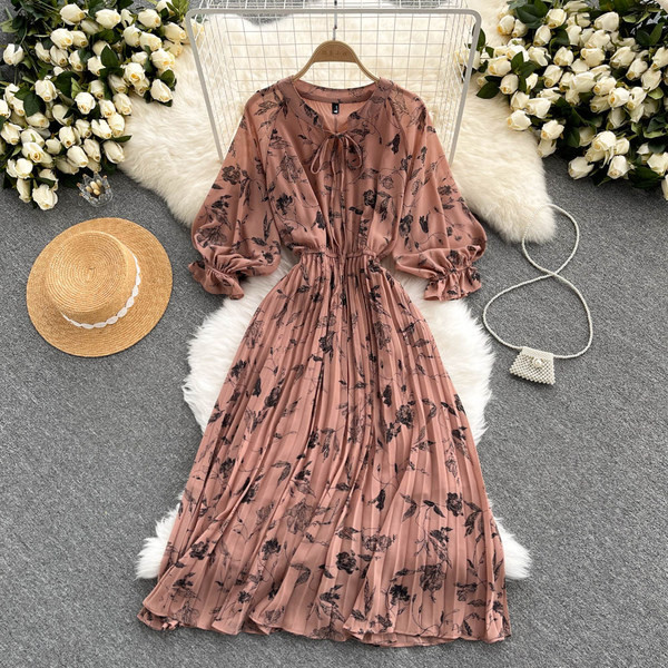 Moteriška ilga suknelė su gėlių raštu ir kaspinu