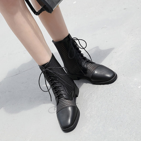 Moteriški modernūs batai su raišteliais apvalaus modelio