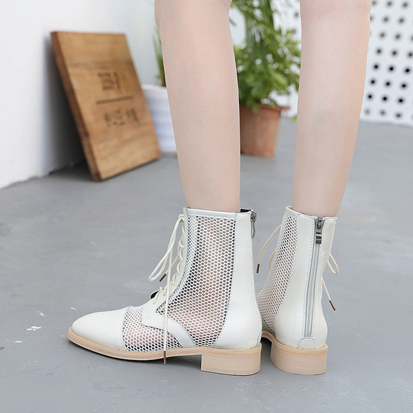 Moteriški modernūs batai su raišteliais apvalaus modelio