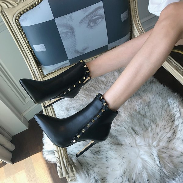 Stilingi moteriški batai su metalinėmis kniedėmis ant aukštakulnių