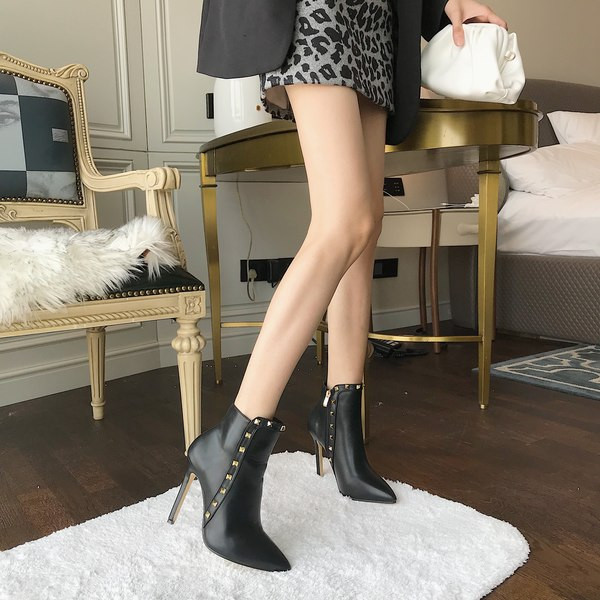 Stilingi moteriški batai su metalinėmis kniedėmis ant aukštakulnių