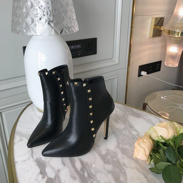 Stilingi moteriški batai su metalinėmis kniedėmis ant aukštakulnių