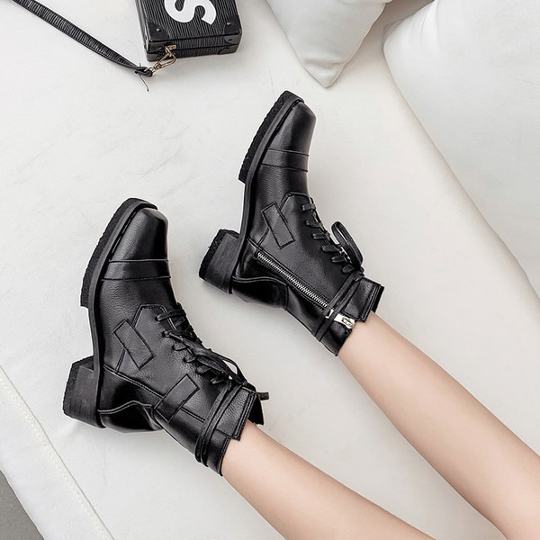 Moteriški laisvalaikio batai su raišteliais ir sagtimi