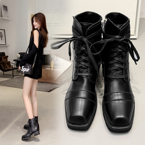 Moteriški laisvalaikio batai su raišteliais ir sagtimi