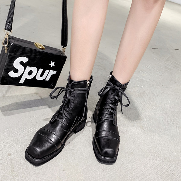 Moteriški laisvalaikio batai su raišteliais ir sagtimi