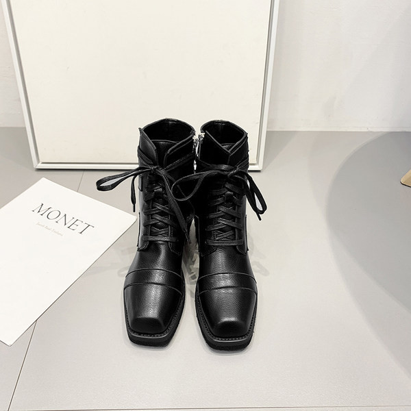 Moteriški laisvalaikio batai su raišteliais ir sagtimi