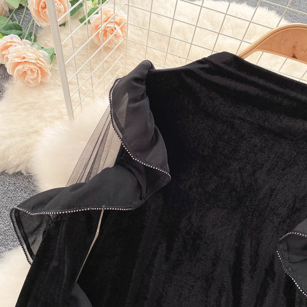 Moteriška aksominė palaidinė su sandariomis rankovėmis ir garbanomis