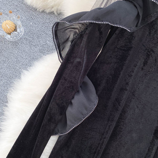 Moteriška aksominė palaidinė su sandariomis rankovėmis ir garbanomis