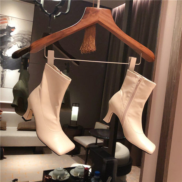 Moteriški modernūs batai iš dirbtinės odos su kulnu