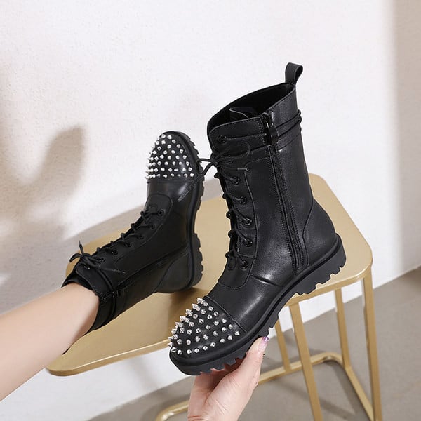 Modernūs moteriški batai suapvalinti su metaliniais elementais