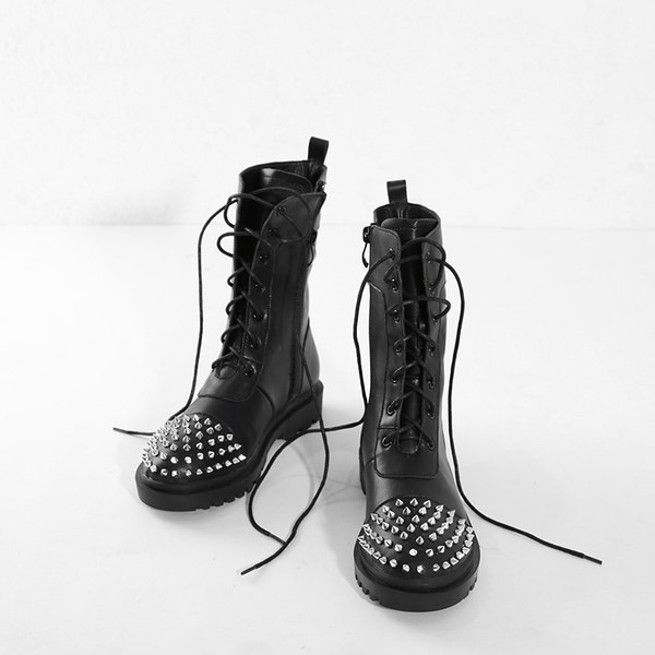 Modernūs moteriški batai suapvalinti su metaliniais elementais