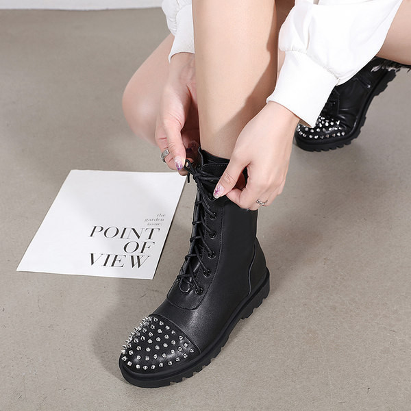 Modernūs moteriški batai suapvalinti su metaliniais elementais