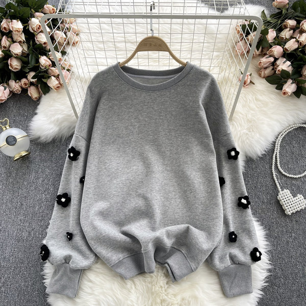 Bluza de dama cu decolteu oval si flori 3D