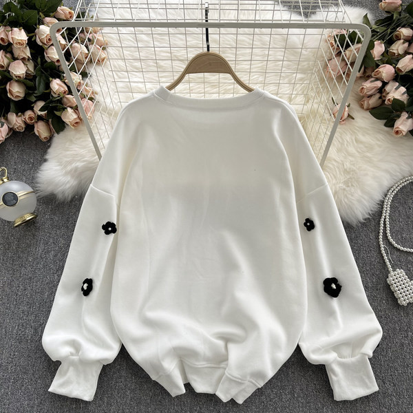 Bluza de dama cu decolteu oval si flori 3D