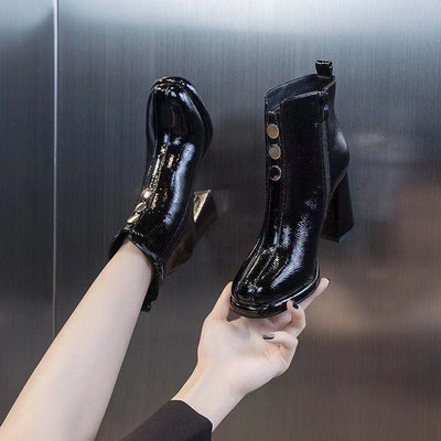 Model nou de cizme de dama din piele lacuita cu toc patrat gros de 8 cm si fermoar