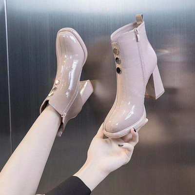 Model nou de cizme de dama din piele lacuita cu toc patrat gros de 8 cm si fermoar