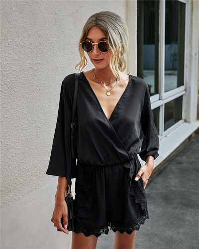 Salopetă scurtă de damă cu decolteu adânc