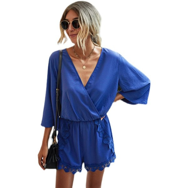 Salopetă scurtă de damă cu decolteu adânc