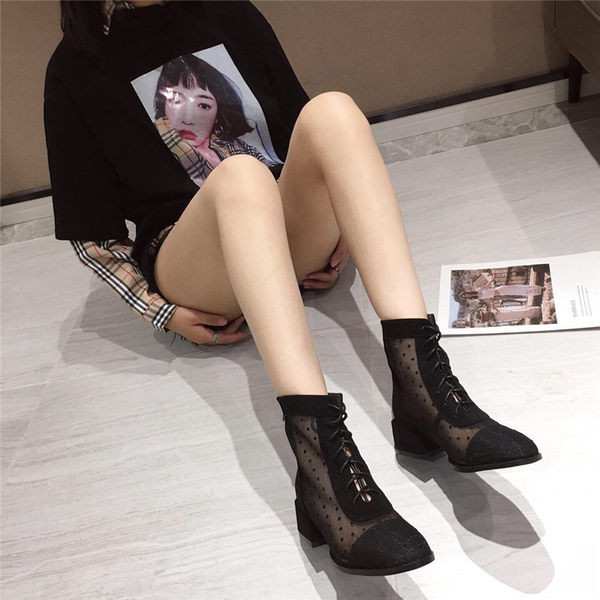 Cizme actuale cu sireturi si tocuri pentru femei