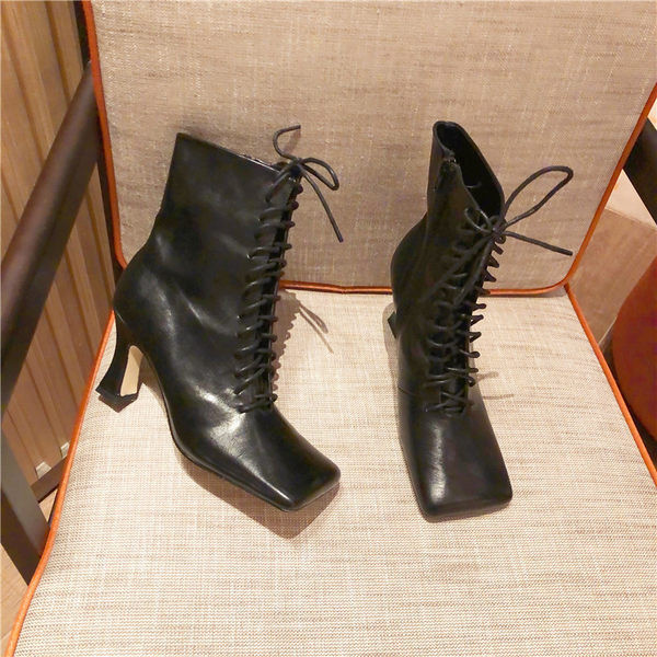 Cizme actuale de dama cu toc cu sireturi si fermoar