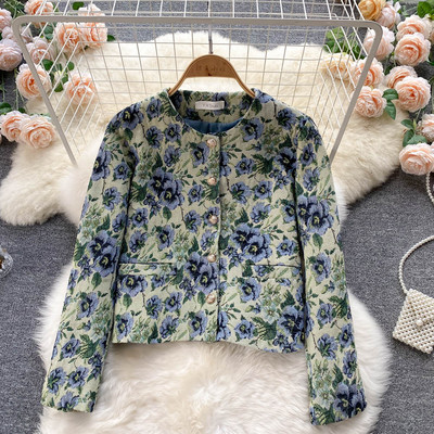 Palton scurt de dama cu model floral si nasturi