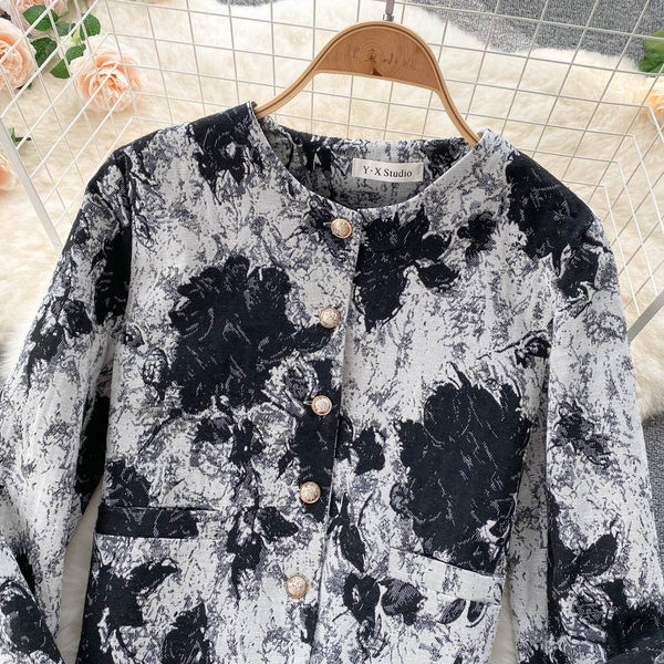 Palton scurt de dama cu model floral si nasturi