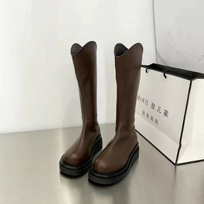 Cizme model simplu cu talpa plate pentru femei