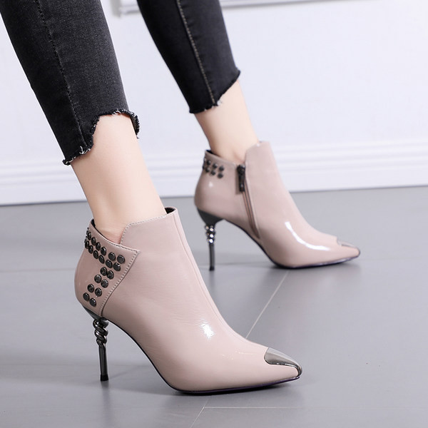 Ghete de dama moderne cu elemente metalice si toc subtire