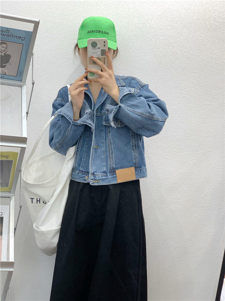 Jachetă modernă de denim de damă cu buzunare și mâneci lungi