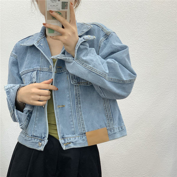 Jachetă modernă de denim de damă cu buzunare și mâneci lungi