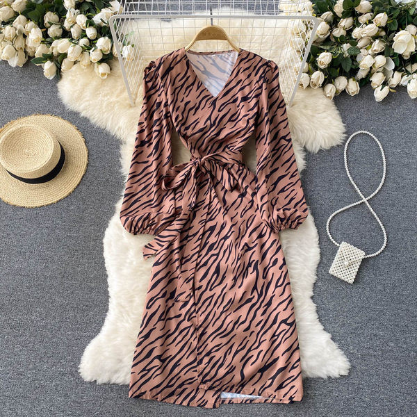 Rochie de dama cu curea in talie si decolteu spitz