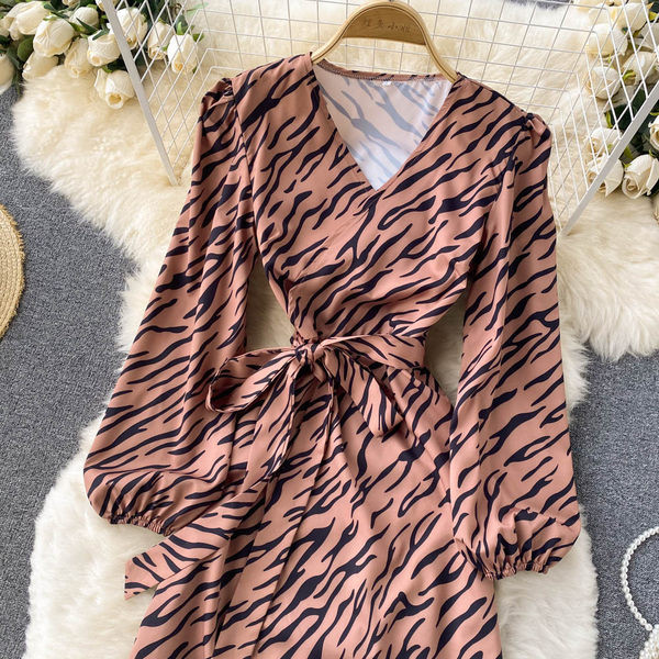 Rochie de dama cu curea in talie si decolteu spitz