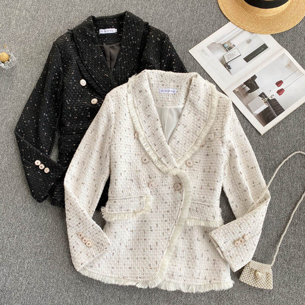 Geaca de dama din tweed cu nasturi si decolteu spitz