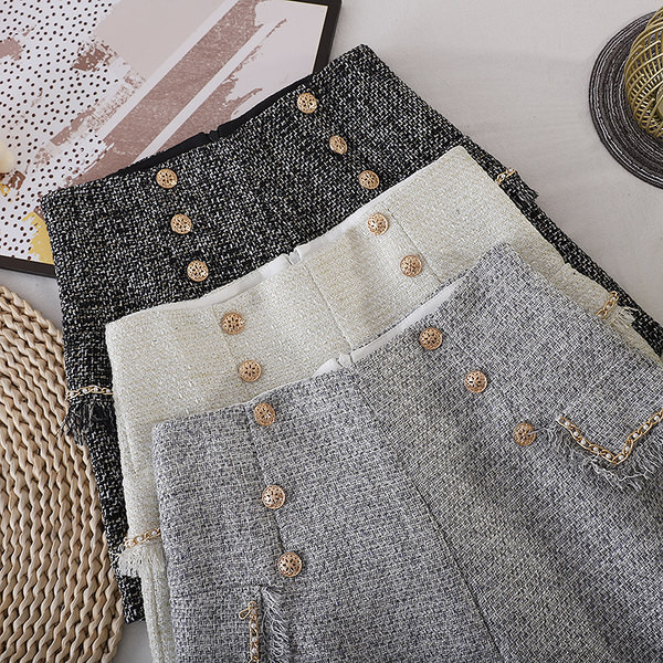 Pantaloni scurti moderni de dama cu pietre si talie inalta