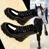 Cizme de damă elegante din piele lăcuită, cu șireturi și talpă aspră