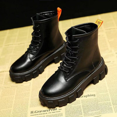 Cizme de damă elegante din piele lăcuită, cu șireturi și talpă aspră