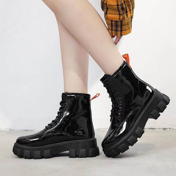 Cizme de damă elegante din piele lăcuită, cu șireturi și talpă aspră