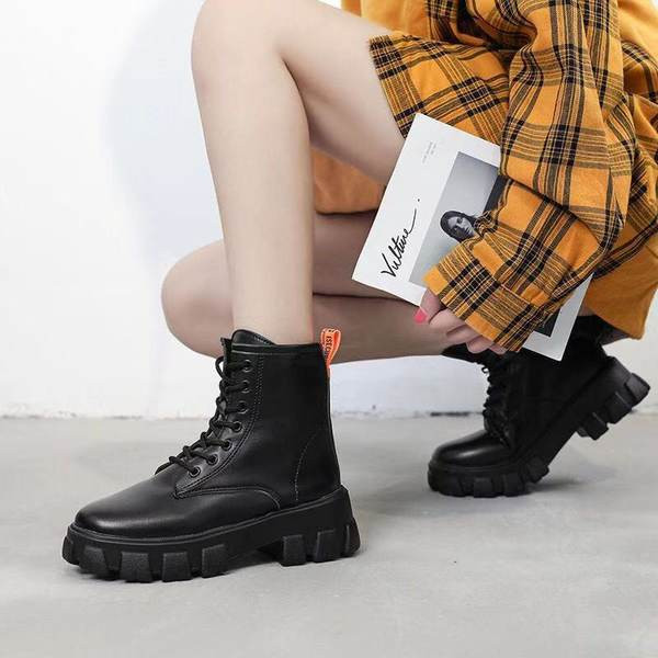 Cizme de damă elegante din piele lăcuită, cu șireturi și talpă aspră