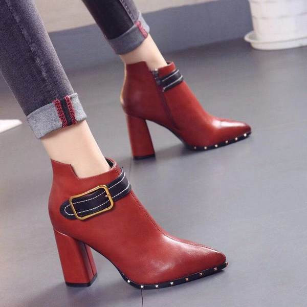 Cizme moderne din piele ecologica cu toc patrat inalt de 9 cm si catarama