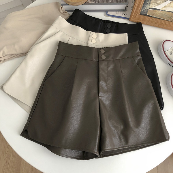 Pantaloni scurți din piele cu nasturi