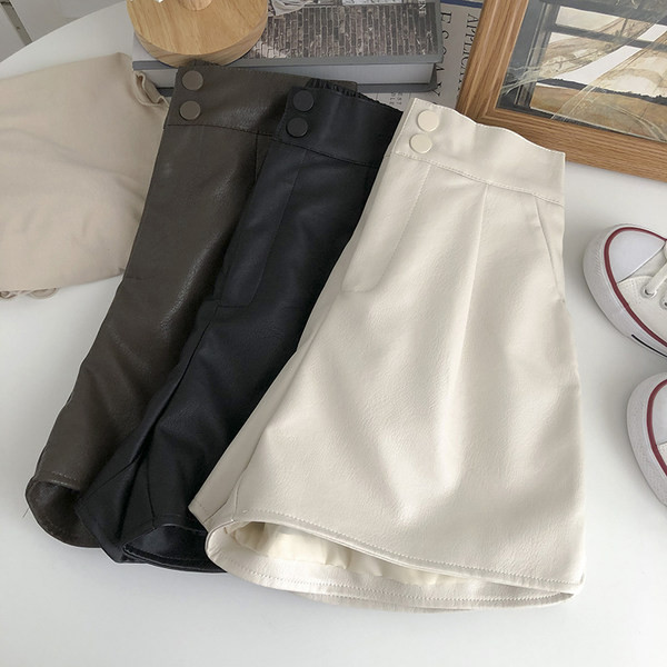 Pantaloni scurți din piele cu nasturi