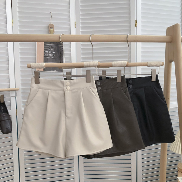 Pantaloni scurți din piele cu nasturi