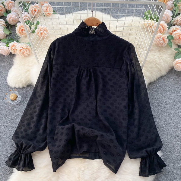 Cămașă de damă de culoare neagră și nasturi