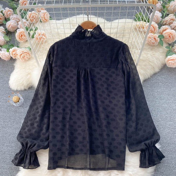 Cămașă de damă de culoare neagră și nasturi