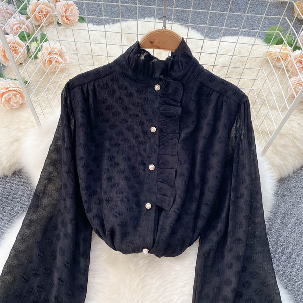 Cămașă de damă de culoare neagră și nasturi