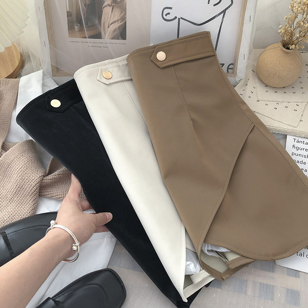 Fusta topică cu nasturi și talie înaltă