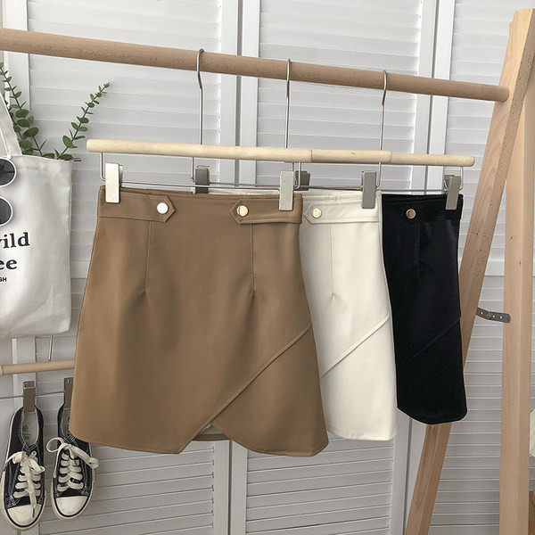 Fusta topică cu nasturi și talie înaltă